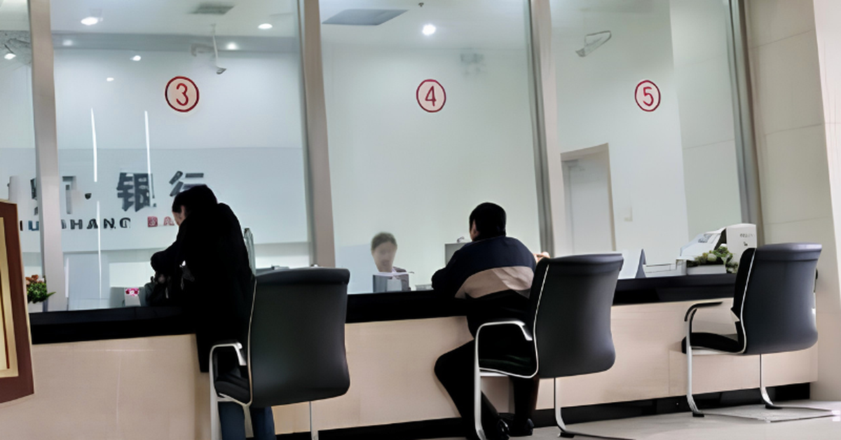 Mang 6,6 tỷ đồng ra ngân hàng gửi tiết kiệm, cụ ông ngỡ ngàng khi tất cả là tiền giả