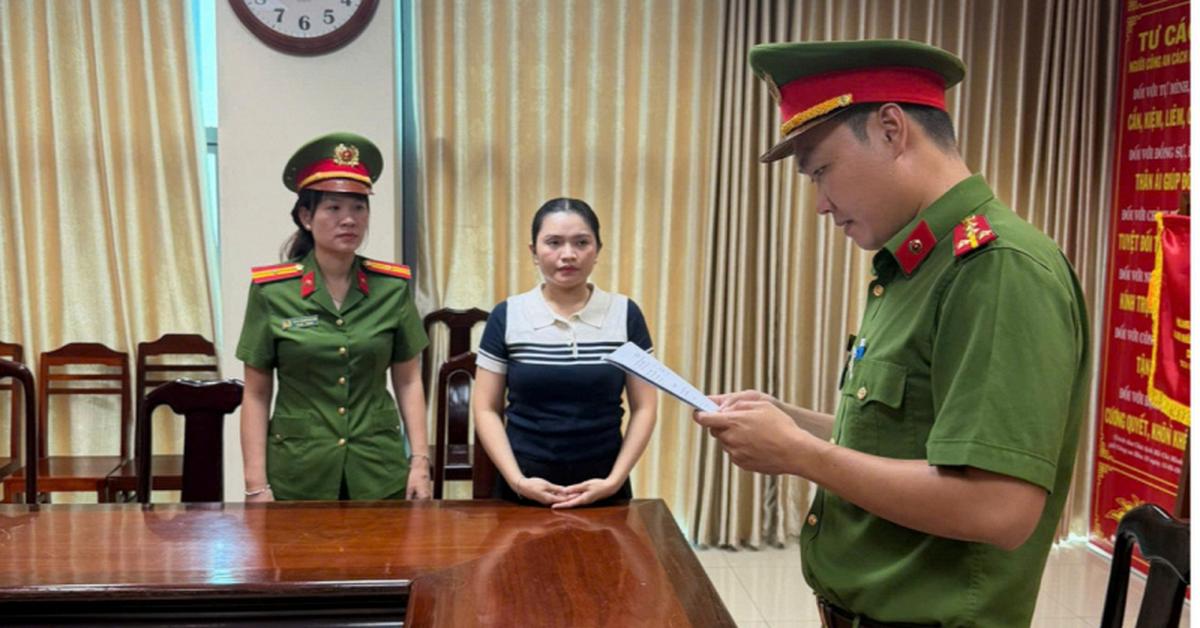 Khám xét nơi cất giấu tang vật của chủ hộ kinh doanh Huỳnh Hạ Thi