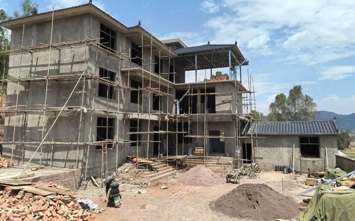 Nghỉ lễ về quê, tôi bất ngờ thấy nhà mới mọc lên khắp làng: Bạn cũ nói 5 lý do khiến tôi phải suy nghĩ