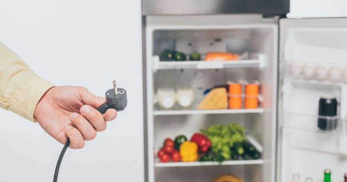 Dùng tủ lạnh có nên rút phích cắm điện không?