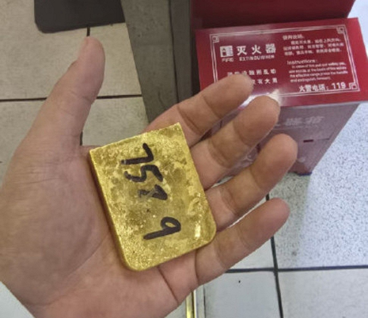 Nhặt được khối vàng hơn 3 tỷ đồng giữa đường, người phụ nữ có hành động khiến nhiều người bất ngờ