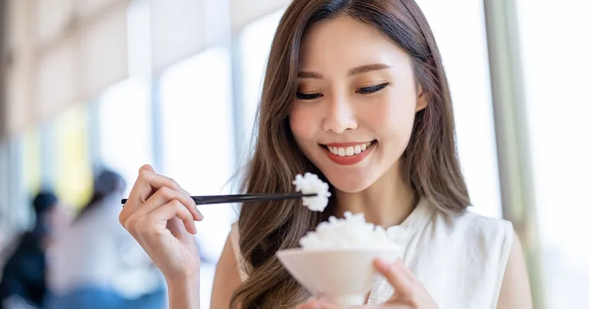 Ăn cơm thế nào để không dễ tích mỡ? Bác sĩ chỉ 3 cách ăn tinh bột để kiểm soát cân nặng