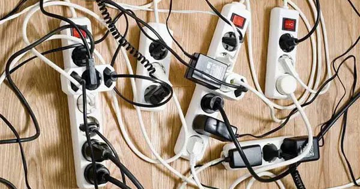 5 thiết bị dùng xong nên rút phích cắm, nhiều người quên vẫn cắm điện 24/24