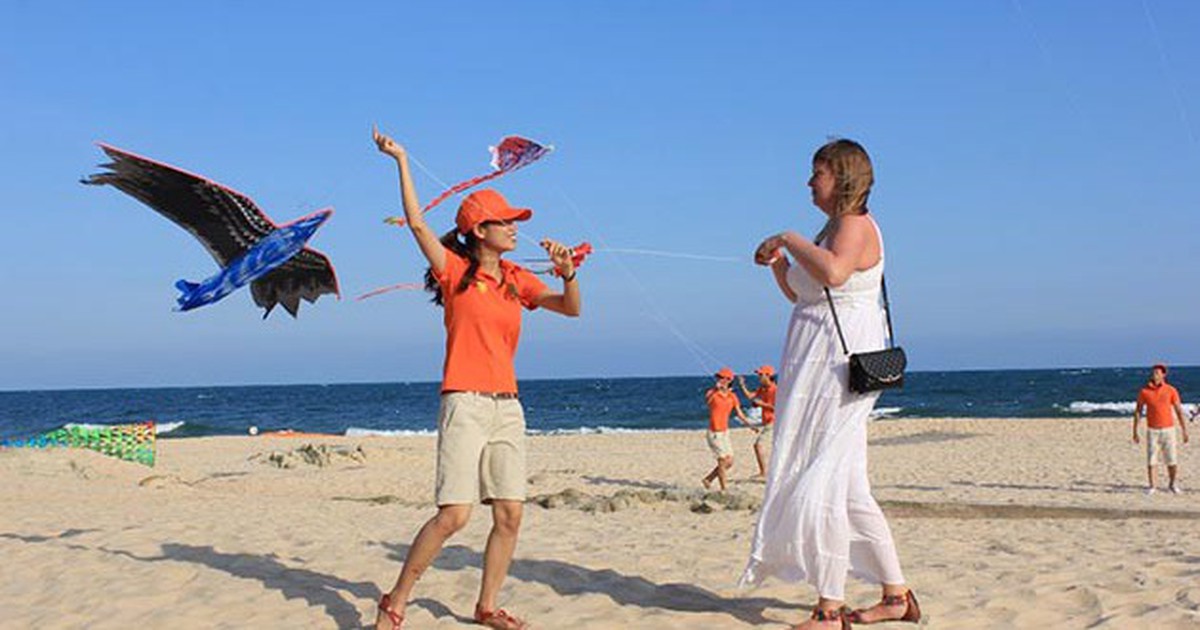 Phát hiện "con vật khổng lồ" trên bãi biển Sầm Sơn đúng dịp 2/9, hàng nghìn du khách chú ý