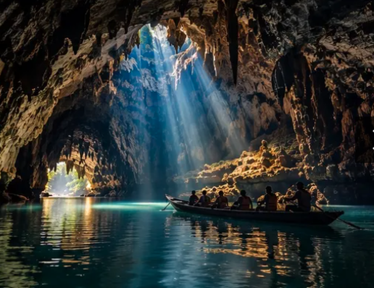 Phát hiện hang động xuyên núi ở nước láng giềng Việt Nam, du khách phải đi thuyền hơn 7 km trong bóng tối