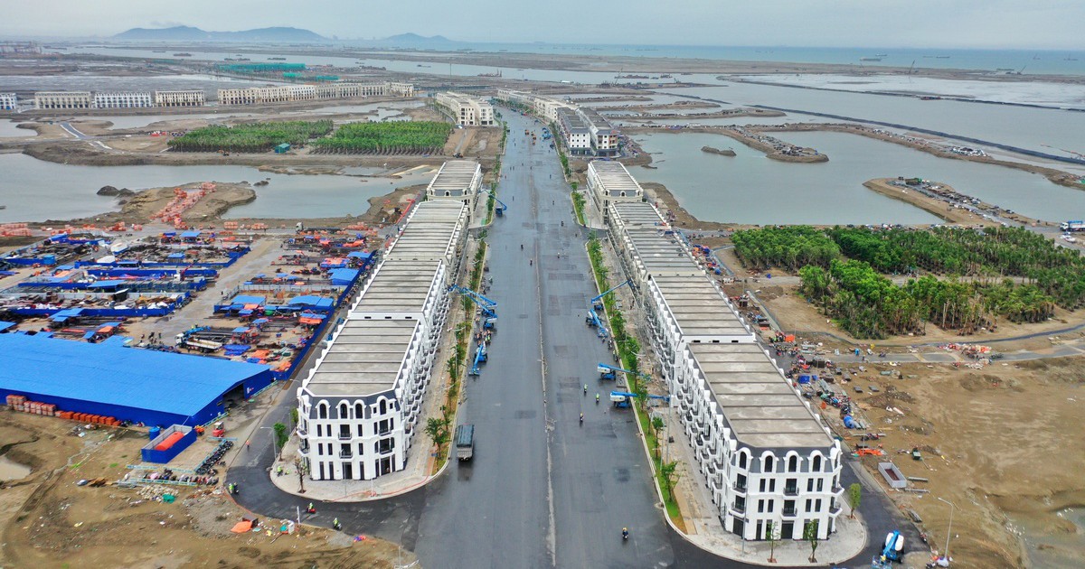 Những dãy nhà phố hiện đại dần hình thành tại siêu dự án lấn biển Cần Giờ