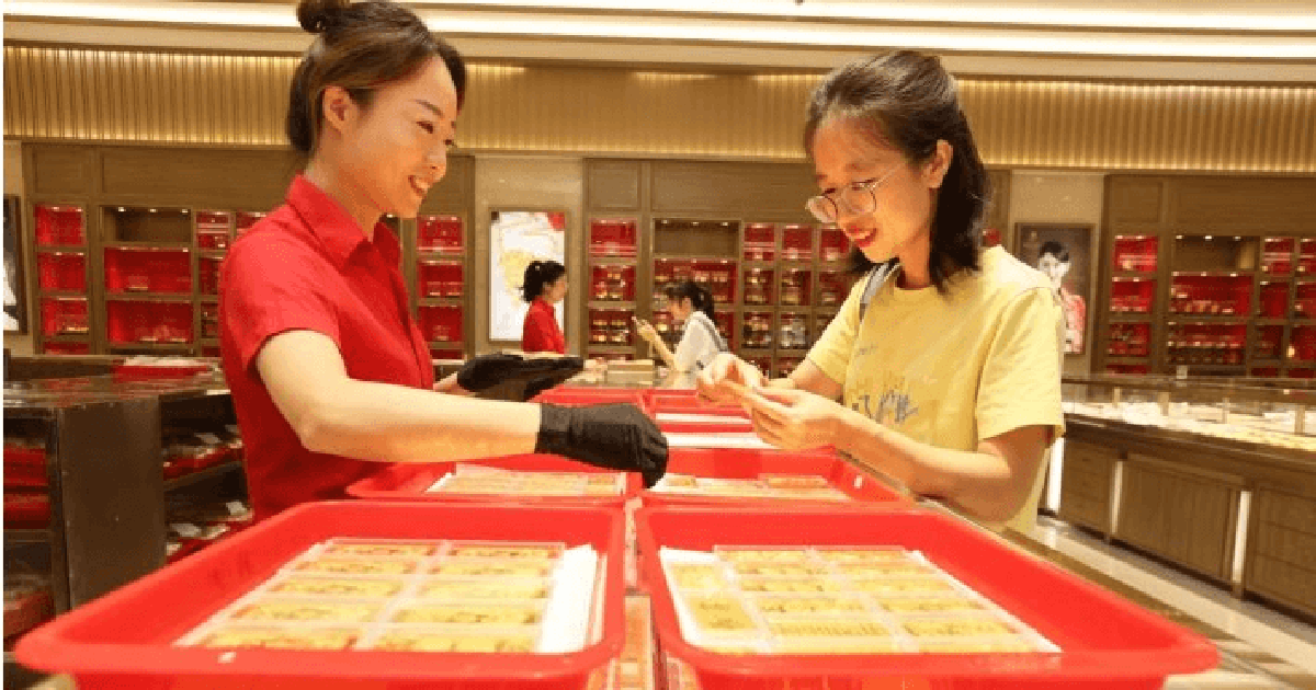 Hơn 1.300 tiệm vàng đóng cửa giữa lúc giá cao, nhu cầu lao dốc 34%: Chuyện gì xảy ra với tài sản ví như “của để dành” hàng đầu Trung Quốc?
