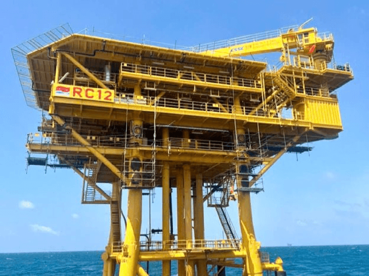 Đúng 11 giờ 11 phút ngày 11/9, công trình thép khổng lồ màu vàng rực cắm sâu xuống hàng nghìn mét ngoài khơi Việt Nam bắt đầu “phun ra tiền”