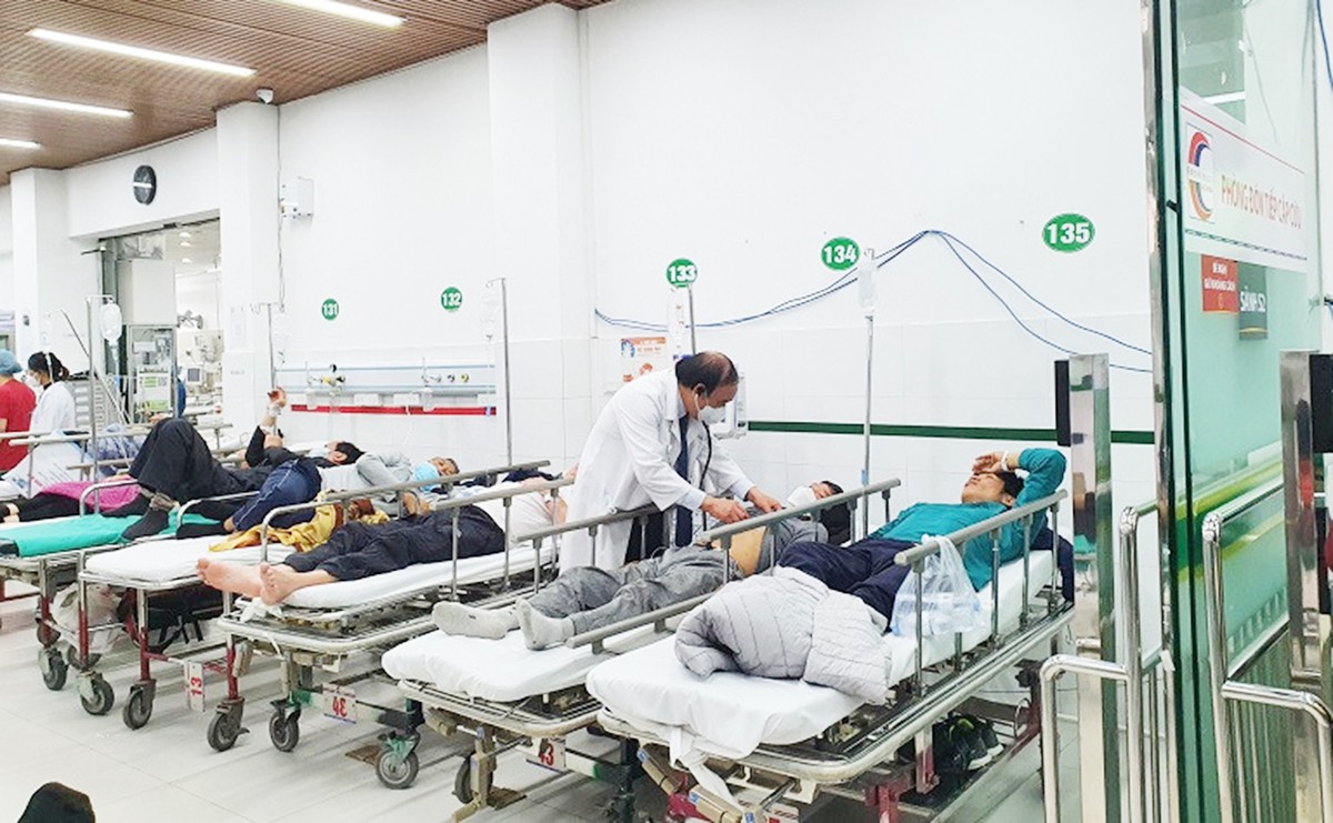 Cúi đầu ngủ lâu trên ô tô, người đàn ông 40 tuổi bị đột quỵ