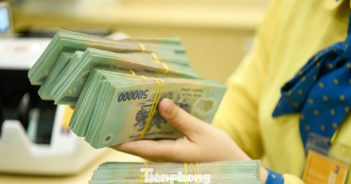 Lãi suất huy động neo cao dù áp lực thanh khoản ‘hạ nhiệt’