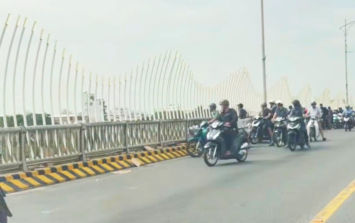 Thiếu tá quân đội cứu thanh niên nhảy cầu, cả hai cùng mất tích