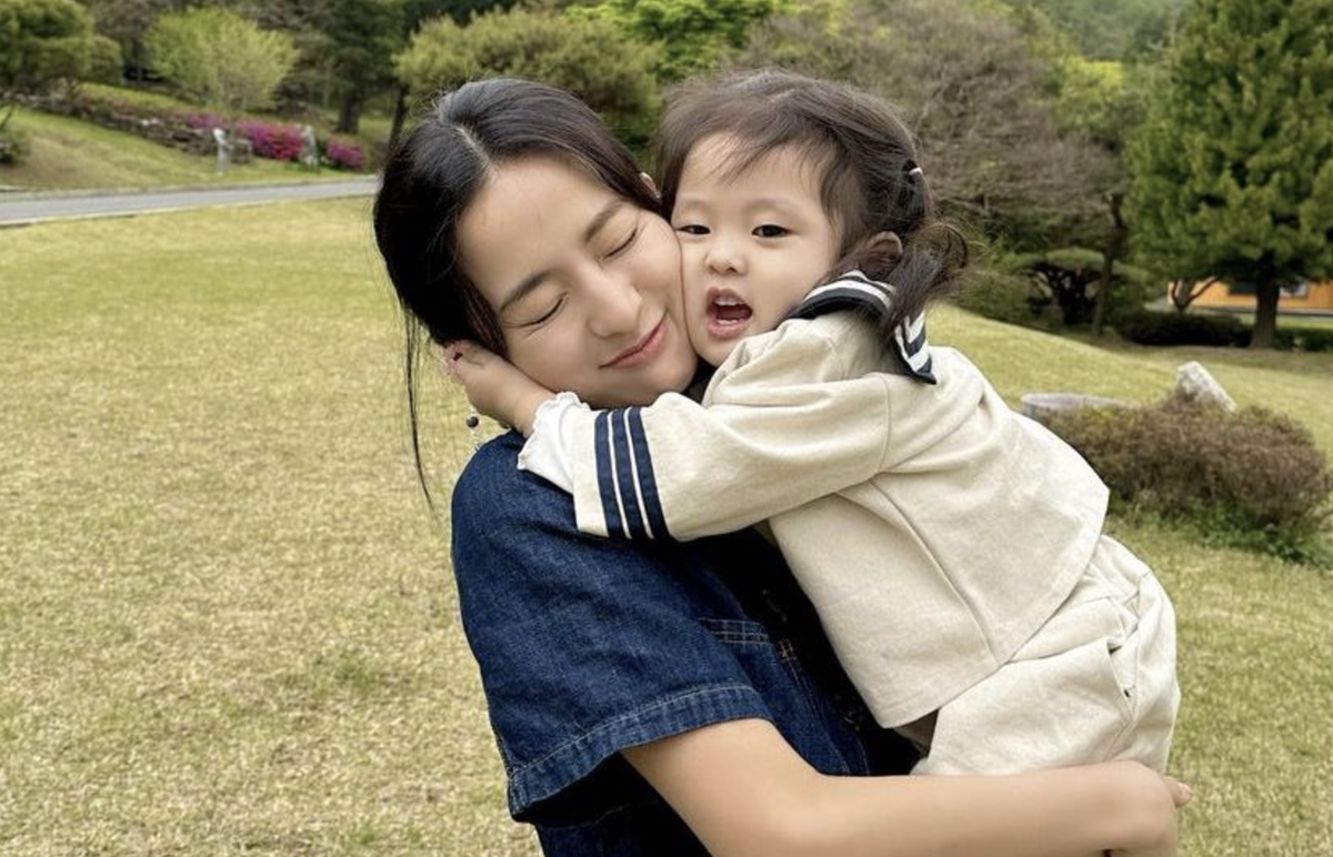Sự khác biệt giữa đứa trẻ từ nhỏ hay quấn mẹ và đứa trẻ luôn được khen "tự lập"