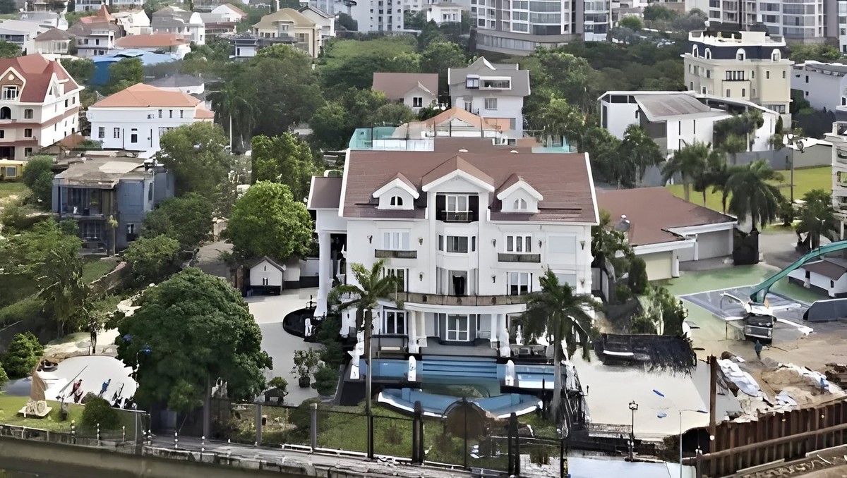 Ngắm dinh thự 2.500 m2 ven sông Sài Gòn của đại gia 8 con: Từng diễn ra đám cưới thế kỷ, lên cả truyền hình Hàn Quốc trong phóng sự về giới siêu giàu