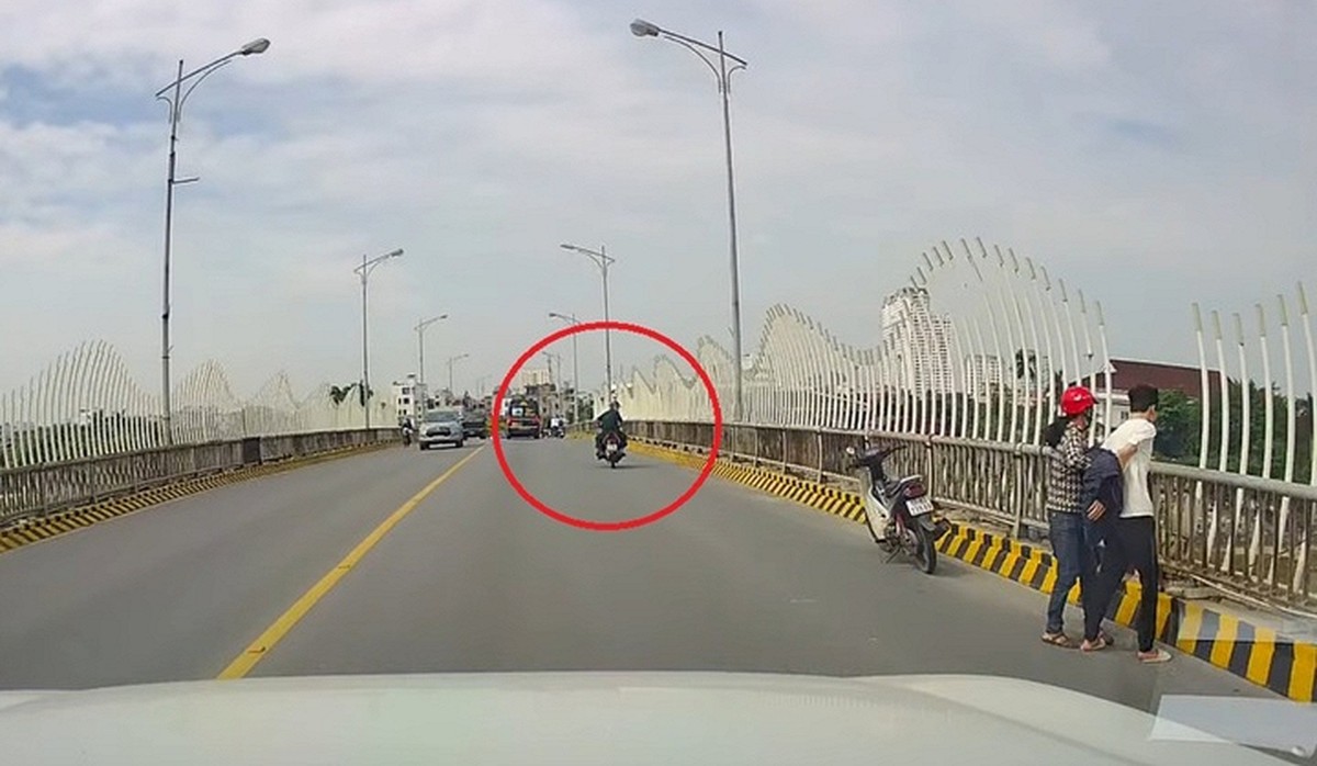 Camera Thiếu tá quân đội lao xuống sông cứu người rồi mất tích, mẹ khóc ngất ở hiện trường