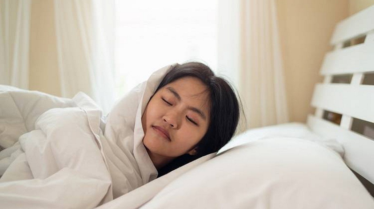 Ngủ 8 tiếng vẫn đau lưng, cứng cổ: 2 tư thế tưởng vô hại nhưng có thể khiến cột sống bị vặn suốt đêm