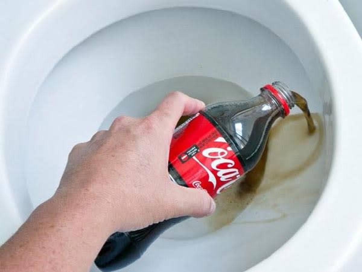 Vì sao ngày càng nhiều gia đình thích đổ coca-cola vào bồn cầu?
