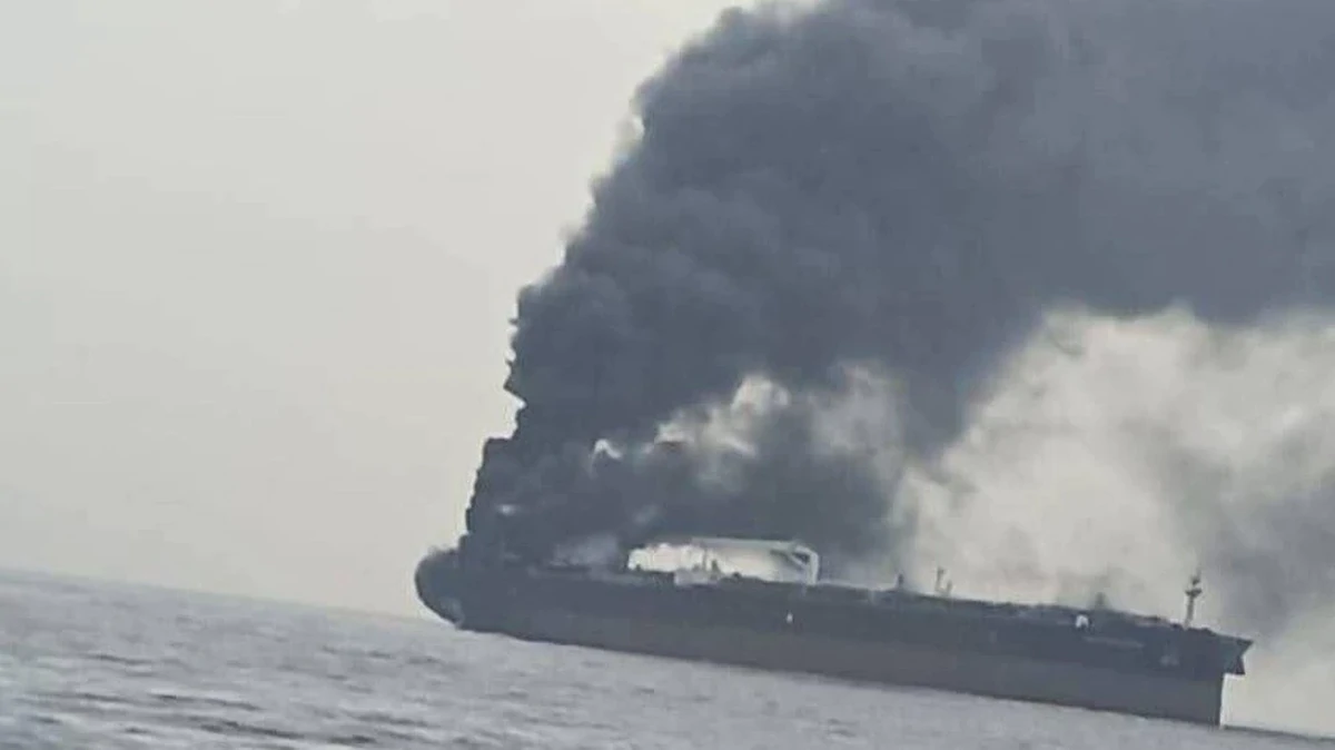 Tàu thương mại Iran trúng vật thể lạ ở eo biển Hormuz, năm người thương vong