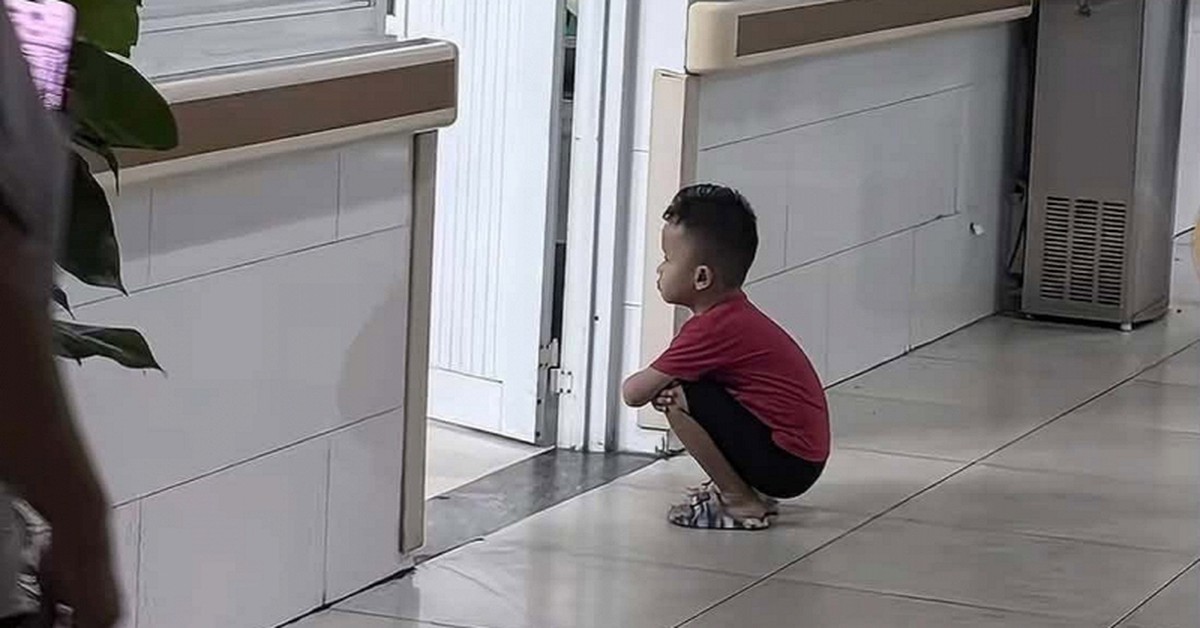Cảnh tượng bất ngờ trước cửa phòng sinh ở bệnh viện, 2 triệu lượt xem