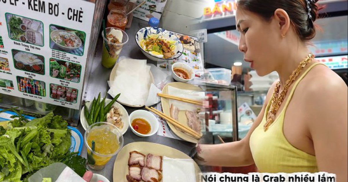 Phát hiện hàng bánh tráng thịt heo trong chợ Việt có 2 chị chủ đeo vàng kín tay