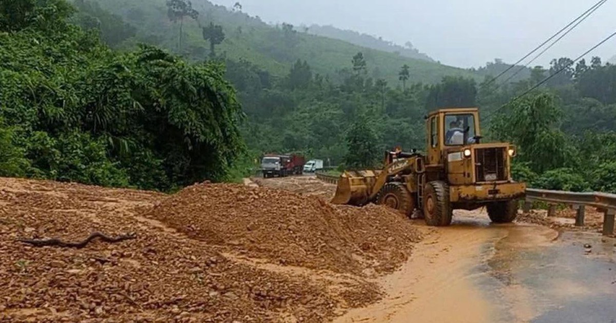 Thông xe 3 vị trí sạt lở nghiêm trọng trên đường Hồ Chí Minh qua Quảng Trị