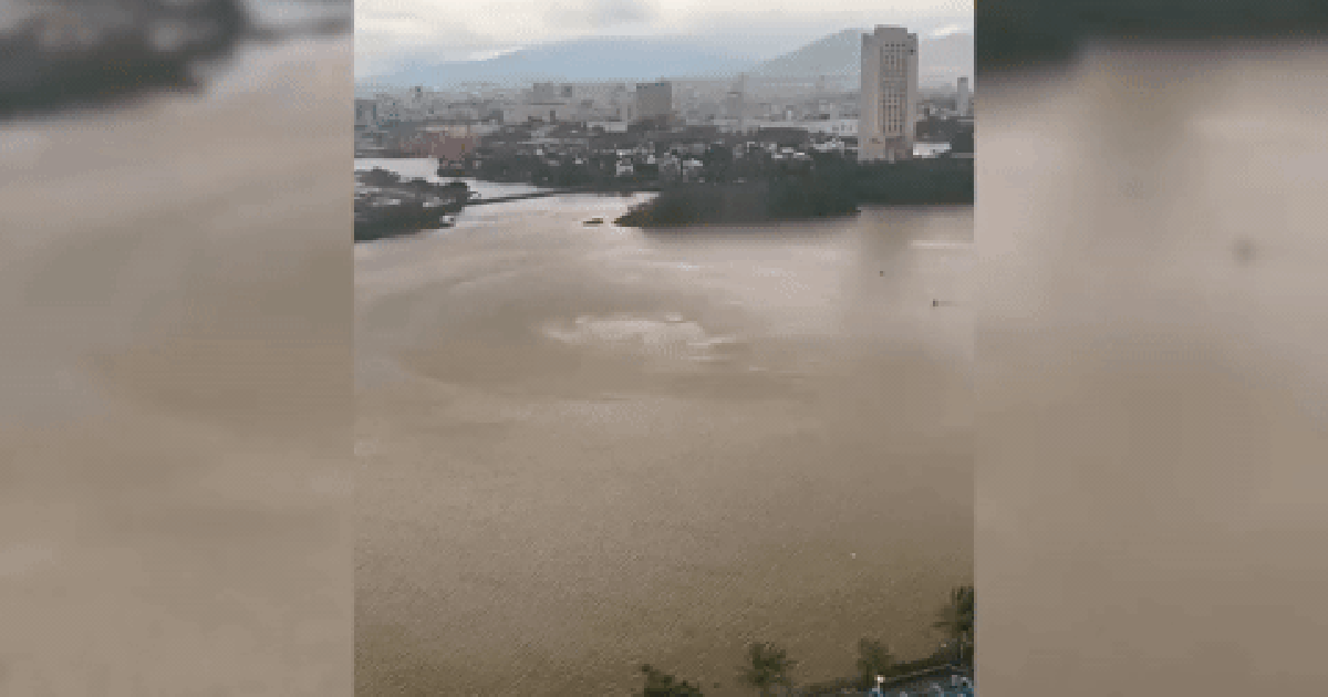 Clip gió mạnh cuốn bay nhà phao, xô đổ trụ điện, "quật" người đi đường ở Đà Nẵng