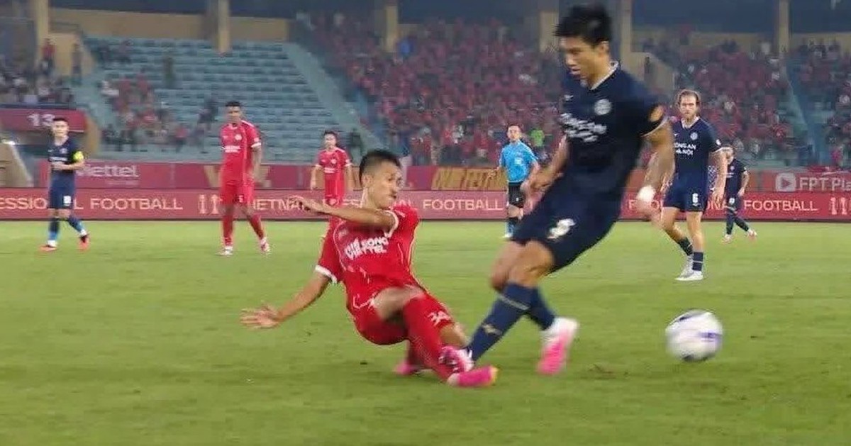 Văn Hậu đối diện án phạt sau cú đạp khiến Doãn Ngọc Tân chấn thương