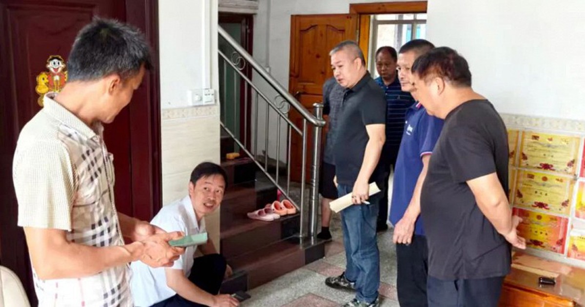 Đang thay giày, người đàn ông phát hiện điều lạ dưới nền nhà, gọi thợ kiểm tra rồi tái mặt