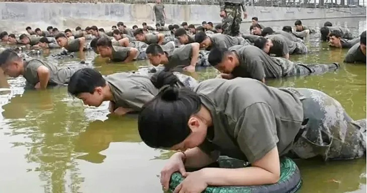 Đi làm ở chuỗi trà sữa tại Trung Quốc nhưng phải rèn luyện nghiêm như quân đội: 30 giây lấy cơm, nộp điện thoại cả ngày