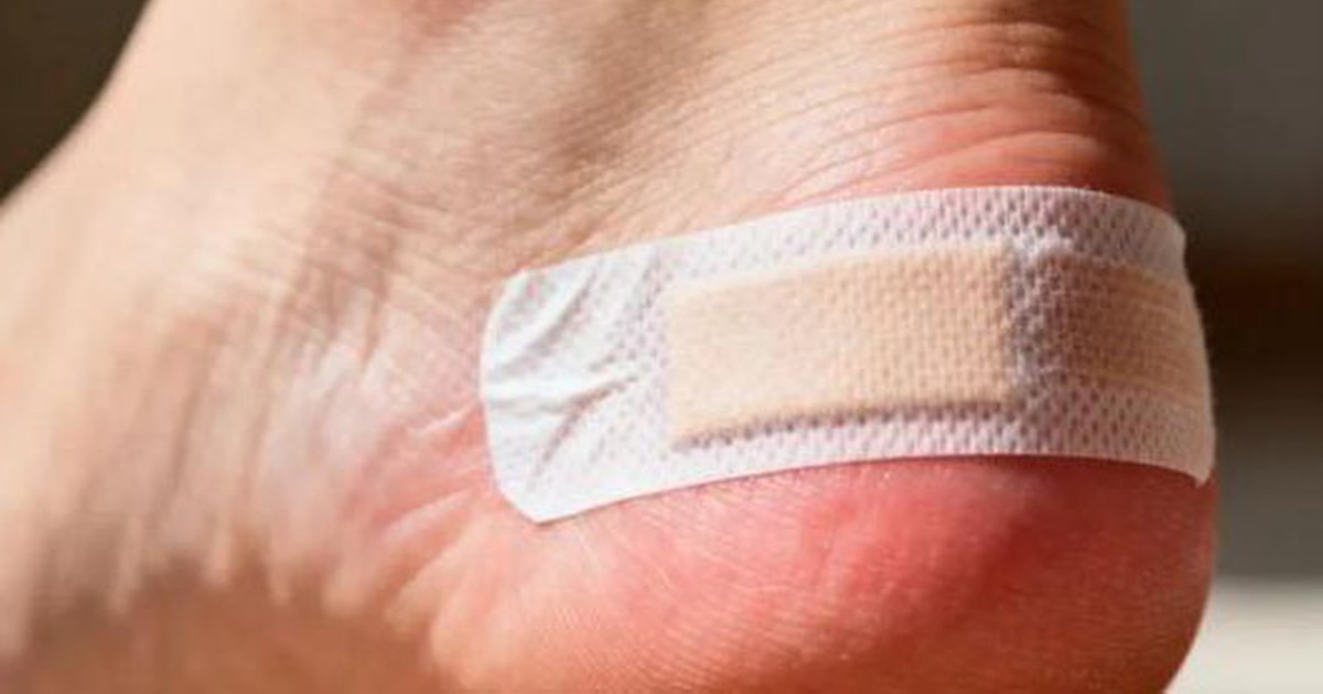 Bé gái sốt 39,3 độ C suốt 2 ngày, nhập viện mới phát hiện thủ phạm là 1 miếng băng cá nhân
