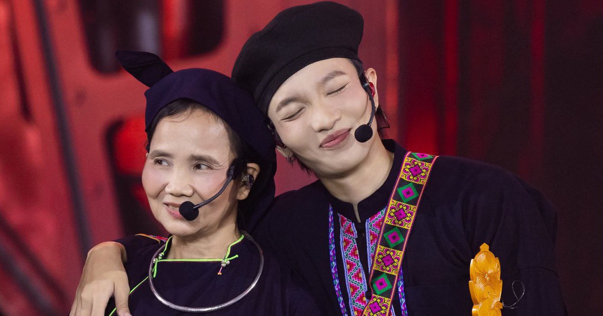 Ca sĩ Việt là con trai Phó Giáo sư - Tiến sĩ Giáo dục học: Đụng tay ra hit, làm show nào cháy vé show đấy