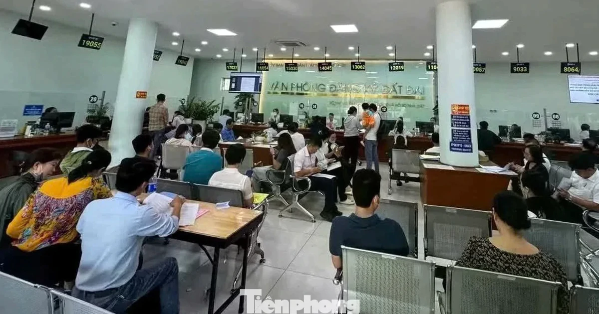 TPHCM: Chỉ đạo "nóng" về hỗ trợ người dân nộp hồ sơ nhà đất