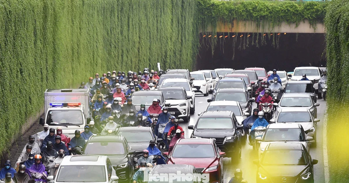 Hà Nội: Dòng xe "bất động" ở hầm chui Trung Hòa giờ cao điểm