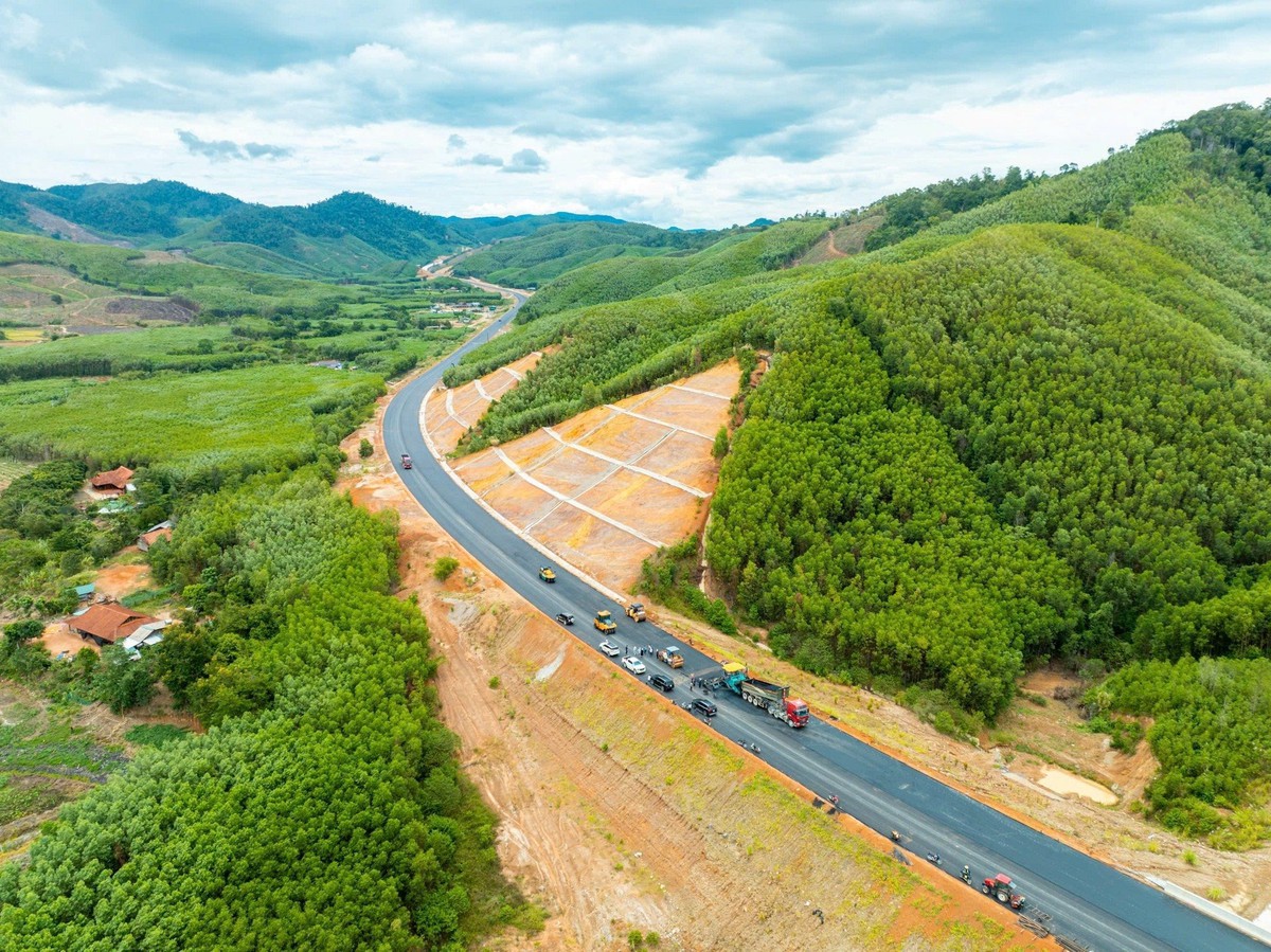 Cập nhật mới tại tuyến cao tốc "rừng - biển" đầu tiên của Việt Nam