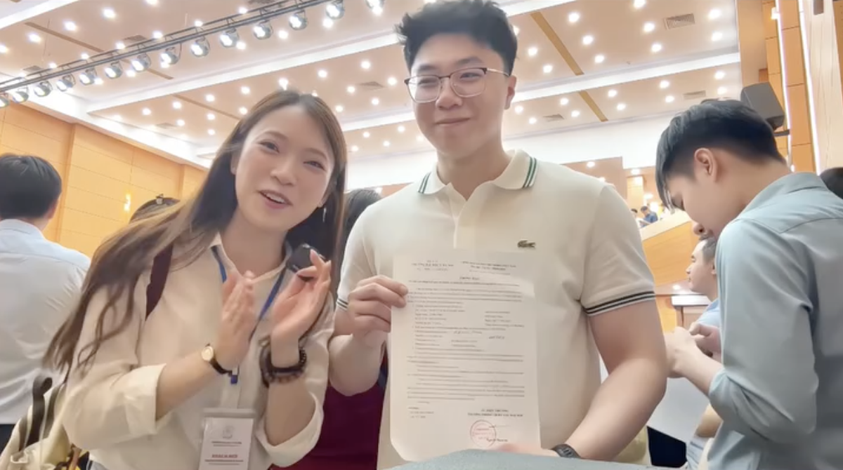 Bắt gặp Khánh Vy bên cạnh nam bác sĩ nội trú điển trai Nguyễn Bùi Quốc Anh - người đầu tiên lựa chọn Ngoại khoa tại Match Day