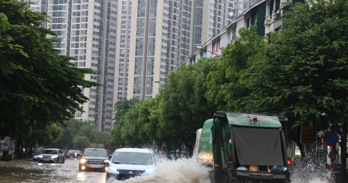 Hà Nội: Mưa lớn dồn dập, nhiều tuyến phố ngập sâu