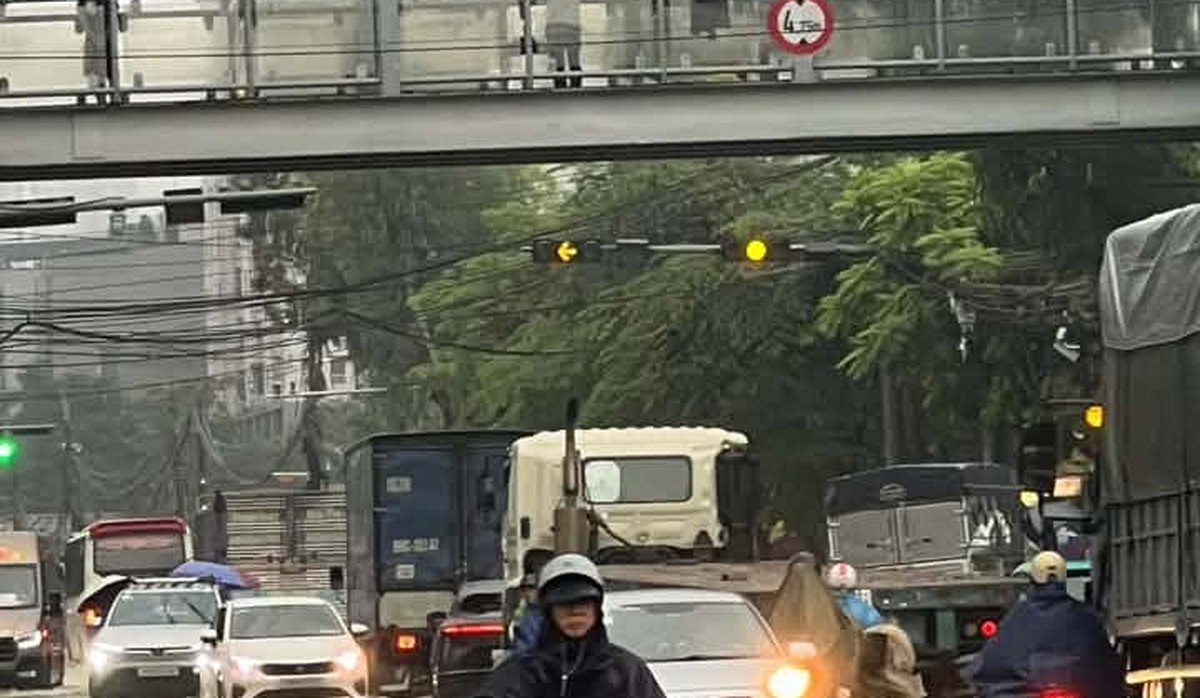 Hà Nội mưa trắng trời, nhiều điểm ngập sâu, một số trường cho nghỉ, học online