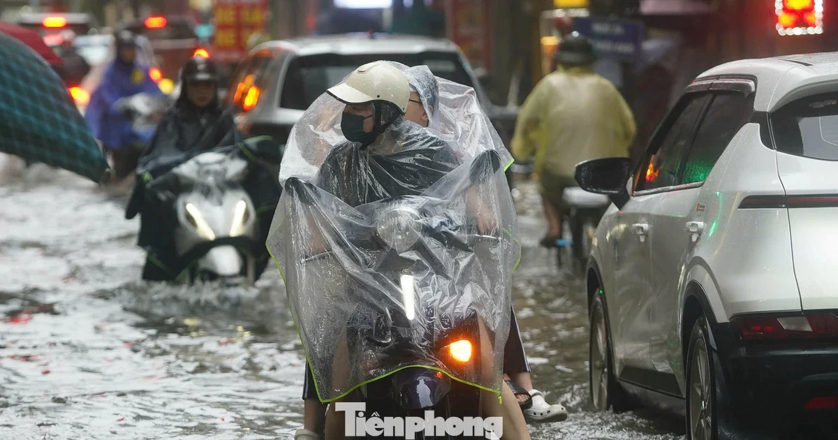 Nhiều điểm ngập sâu, phụ huynh cõng con đến trường, vượt ngập đi làm