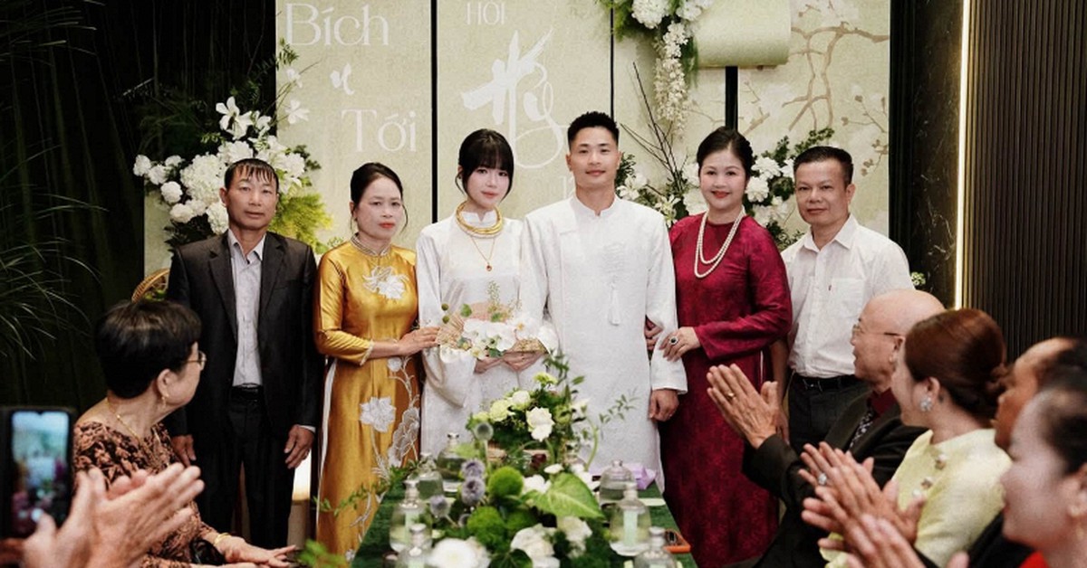 Cựu cầu thủ U23 Việt Nam cưới vợ, cô dâu xinh đẹp vàng đeo trĩu cổ