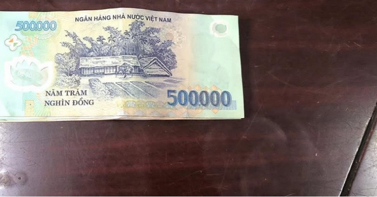Thầy Hiệu phó SN 1966 giao nộp 4.500.000 đồng nhờ công an xác minh nguồn gốc, Trần Văn Tình SN 1993 chủ động tới trình báo