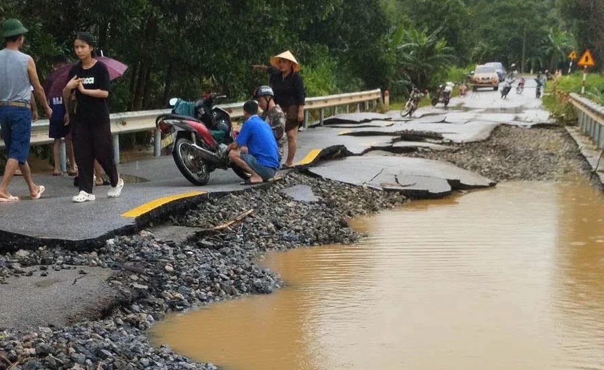 Mặt đường quốc lộ vỡ nát như bánh đa sau lũ