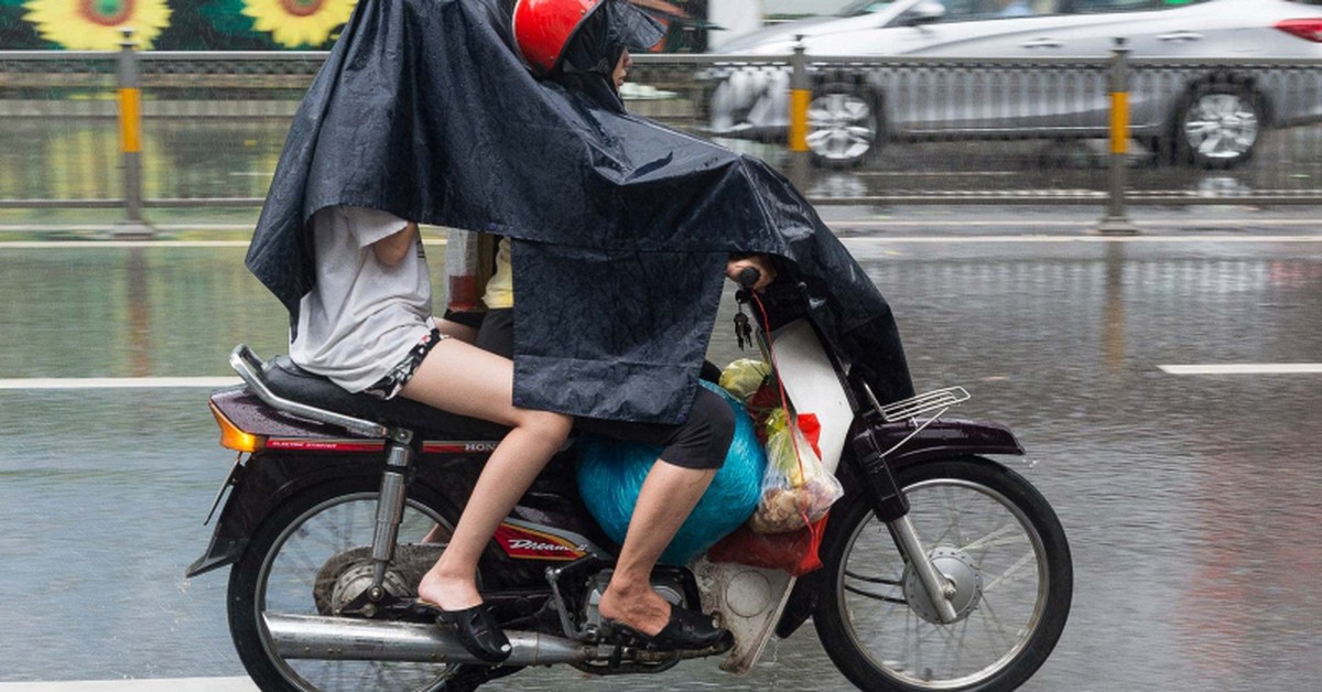 Mặc áo mưa khi đi xe máy: 5 cách tưởng giúp chống ướt tốt hơn lại có thể gây thêm rắc rối