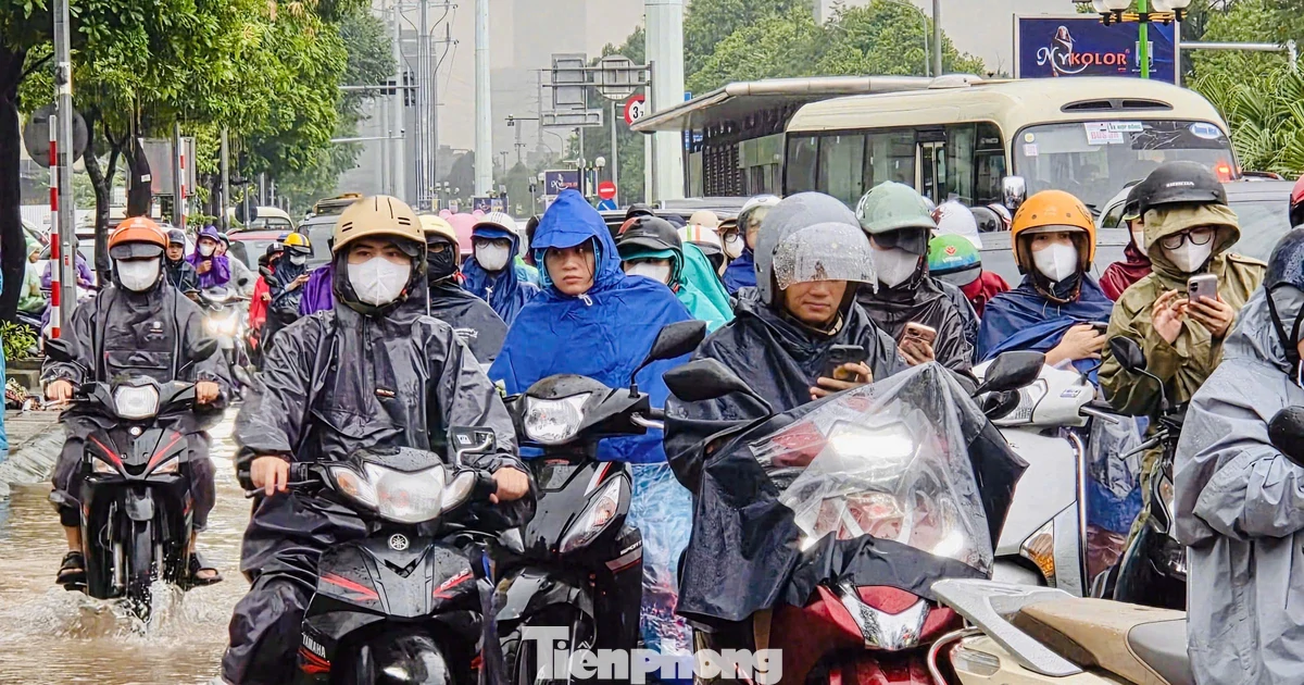 Giao thông hỗn loạn vì mưa lớn, gần trưa người dân vẫn "chôn chân" giữa biển xe trên đường