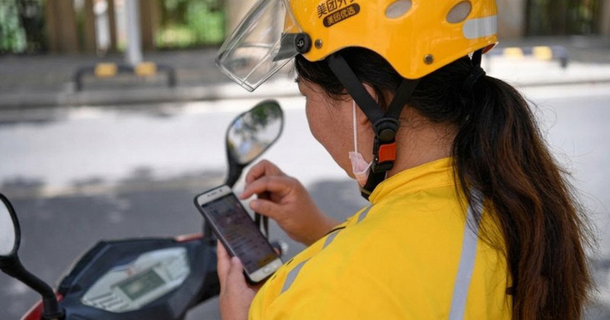 Đèo con 3 tuổi đi giao đồ ăn giữa trời mưa, một shipper được tip 300 nghìn