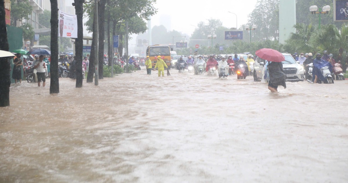 Hà Nội lý giải vì sao đường Tố Hữu ngập sâu dù gần hồ thoát nước Đồng Bông 2