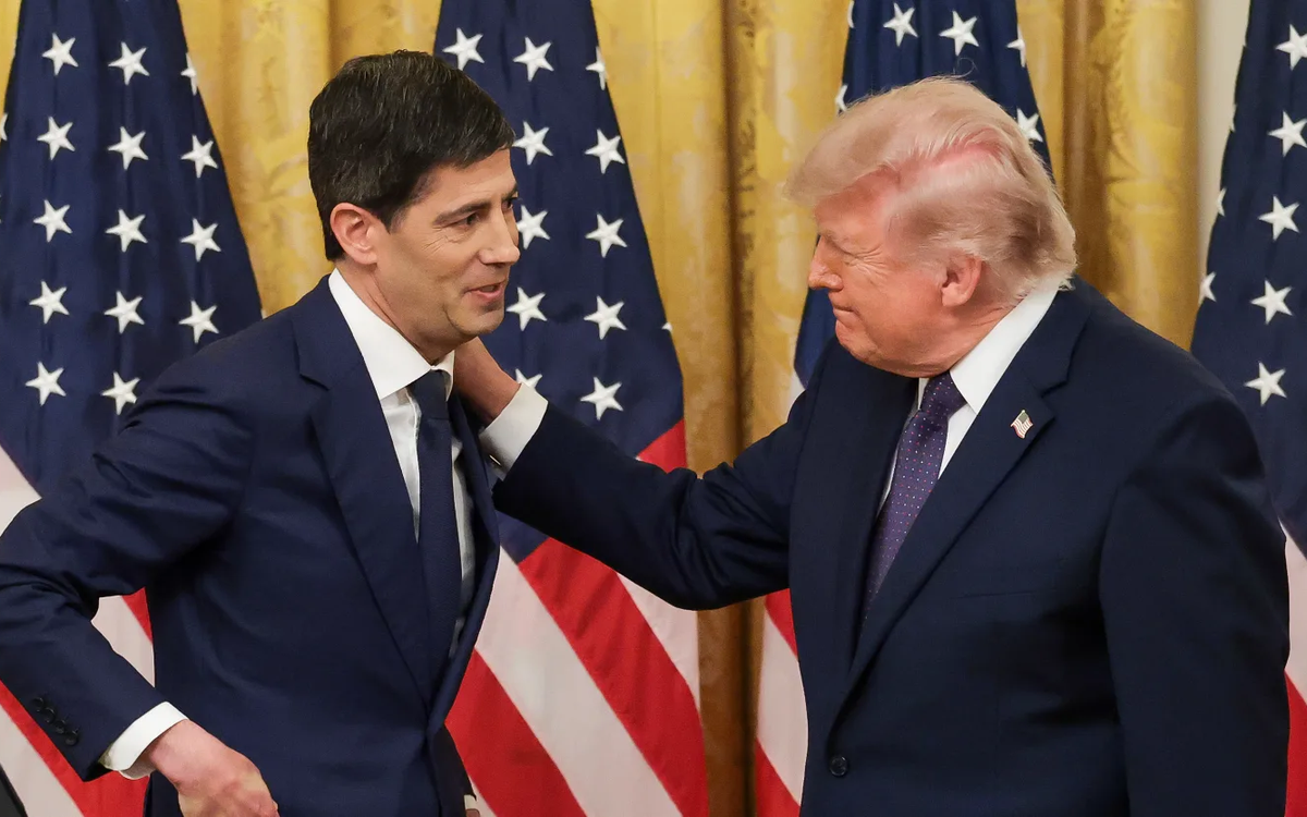 Ông Trump bất ngờ lên tiếng bảo vệ Chủ tịch FED, đổ lỗi cho Hội đồng thống đốc về quyết định tăng lãi suất