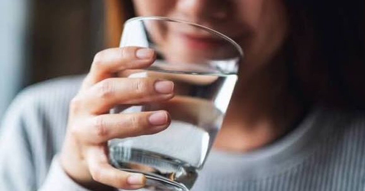 Uống nước ấm mỗi sáng khi bụng đói, người phụ nữ 50 tuổi bất ngờ khi đi khám