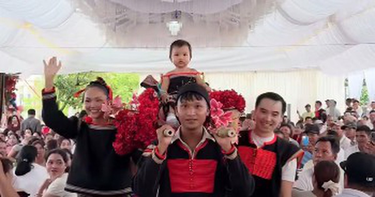 Hoa hậu “nghèo nhất Việt Nam” đãi tiệc 81 mâm cho 1 dịp đặc biệt