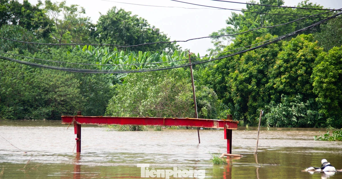 3 cây cầu "mất dấu" trong nước lũ, người dân Hà Nội phải đi vòng 10 km để sang sông