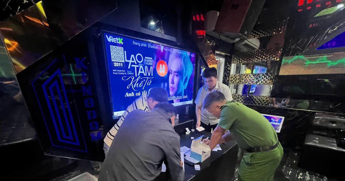 Công an bất ngờ kiểm tra quán karaoke Kingdom lúc 22 giờ
