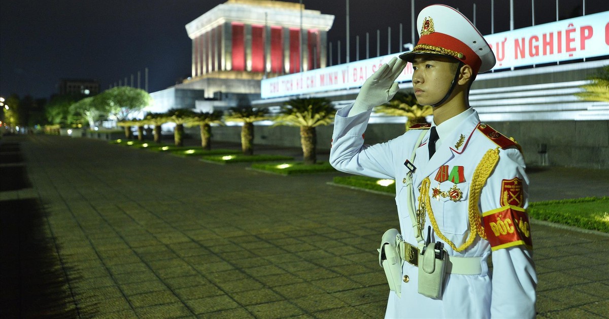Đêm đầu tiên làm nhiệm vụ canh giấc ngủ cho Người